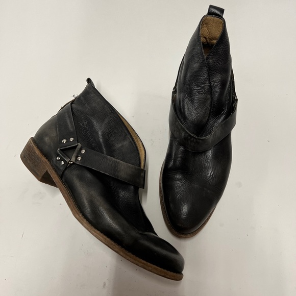 Koolaburra Santa Barbara Dame Distressed Booties - Picture 2 of 6